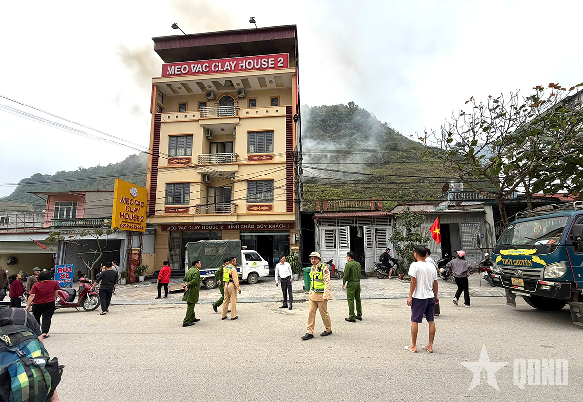CSGT tỉnh Tuyên Quang hỗ trợ di chuyển kịp thời khách nước ngoài khỏi khách sạn bị cháy

